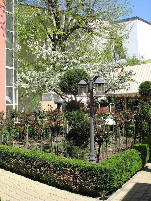Marshal Hotel Bucarest Esterno foto